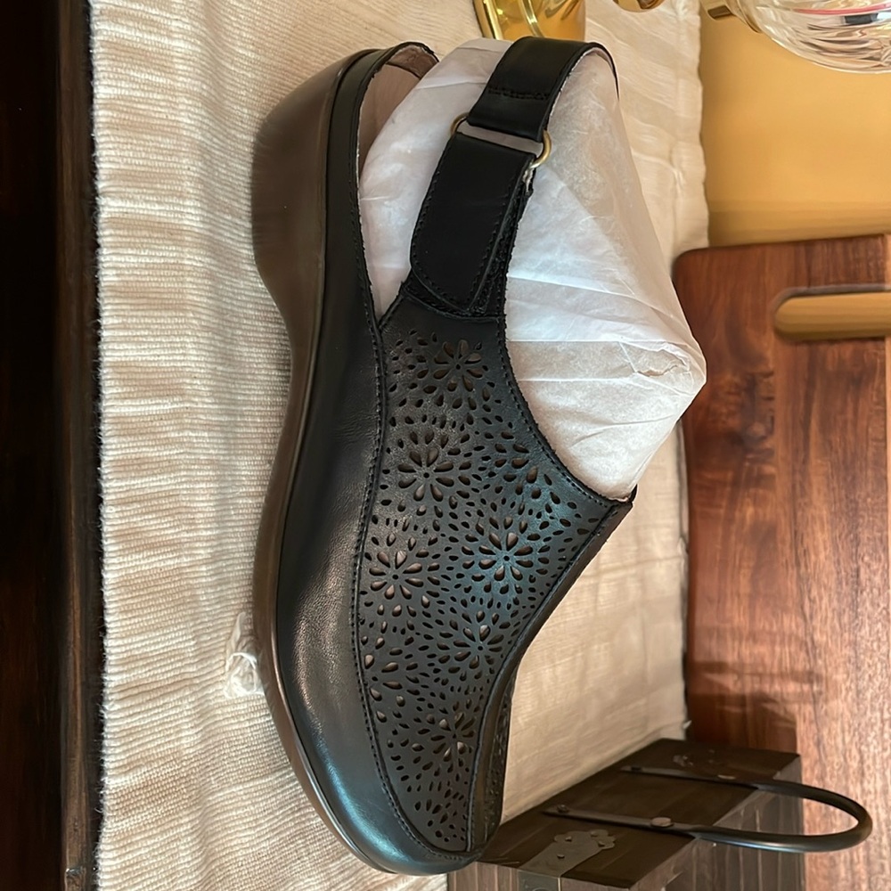 Woman’s Easy Spirit Black Sandals.  Never worn, Brand New.  Size 9 WW